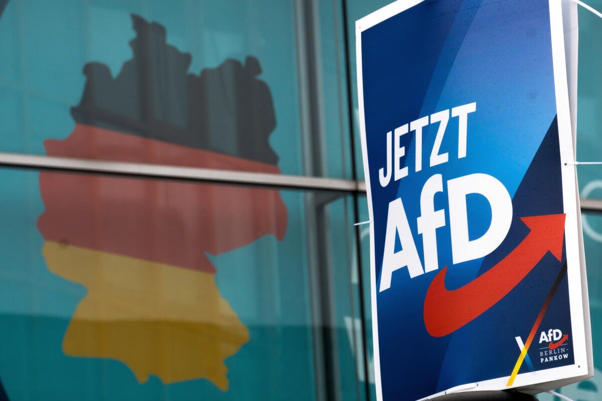 一张选举海报为极右翼政党德国另类选择党 (AfD)（右）宣传 2025 年在柏林举行的选举。海报上写着 "现在是德国选择党。"