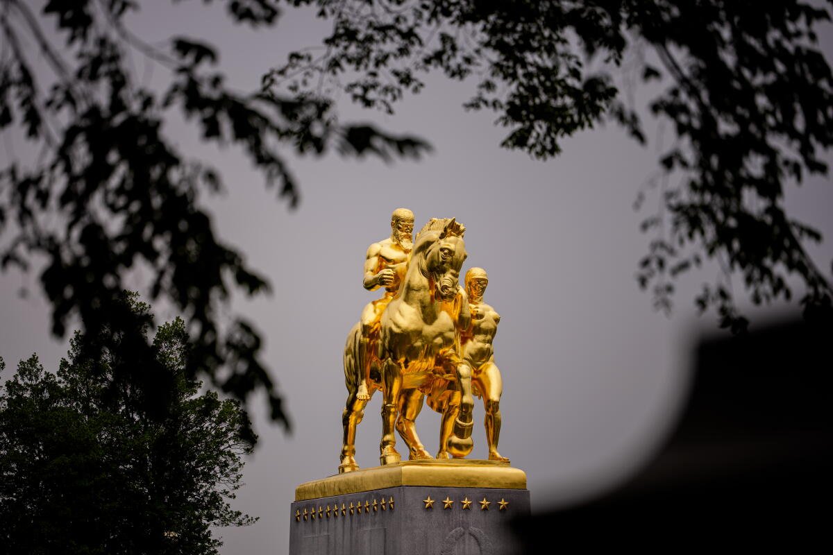 其中一尊最近贴满金箔的《孙子兵法》雕像