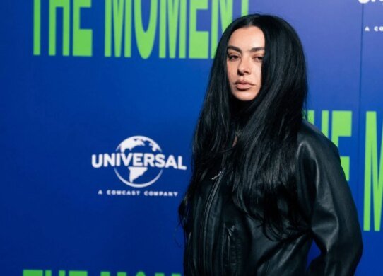 Charli XCX 回应粉丝对 2027 年巡演日期的强烈抗议