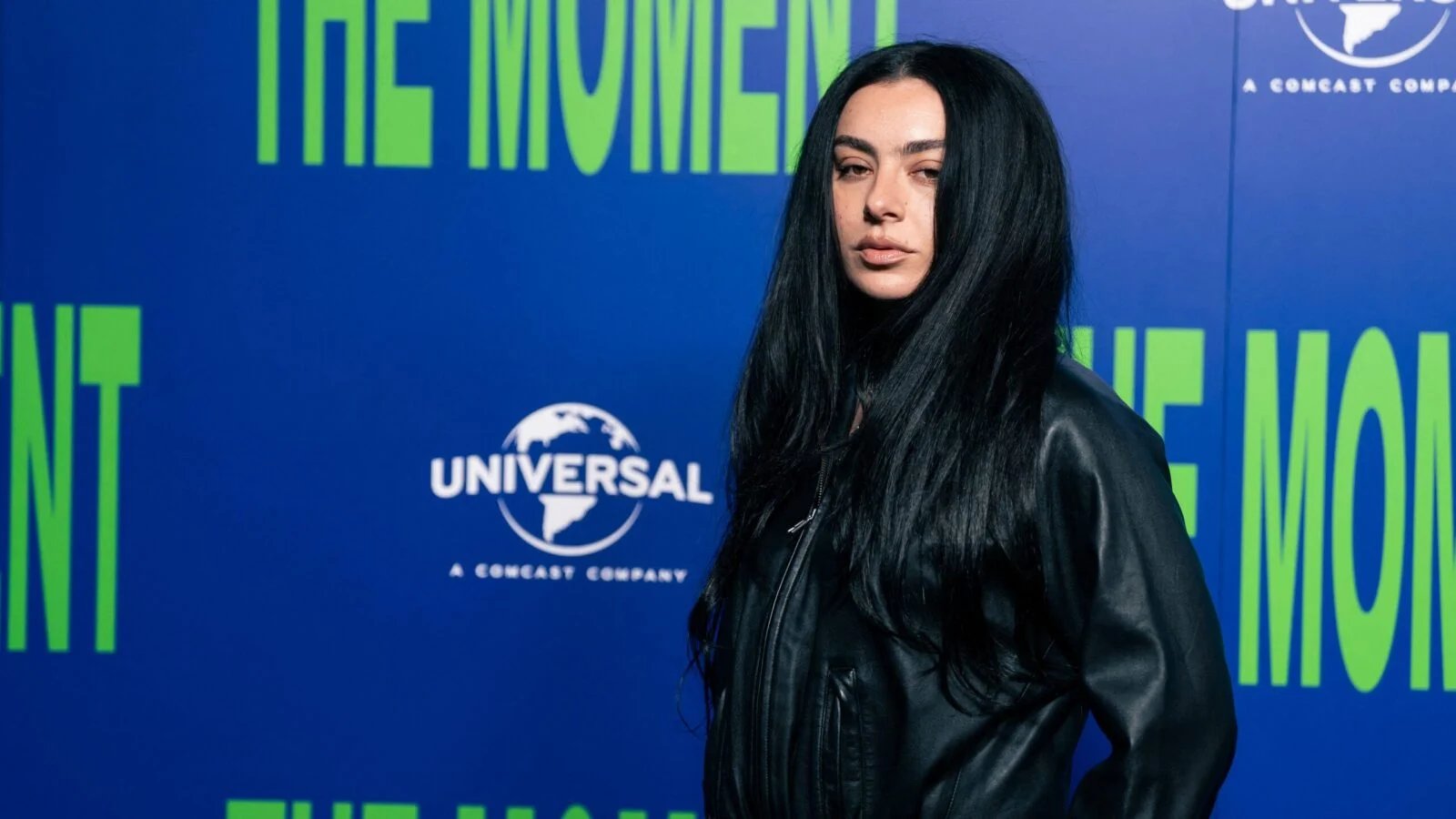 Charli XCX 回应粉丝对 2027 年巡演日期的强烈抗议