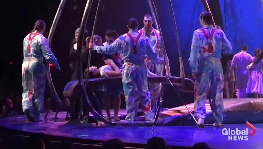 点击播放视频:“太阳马戏团表演者在空中特技表演中摔倒后被抬下舞台”