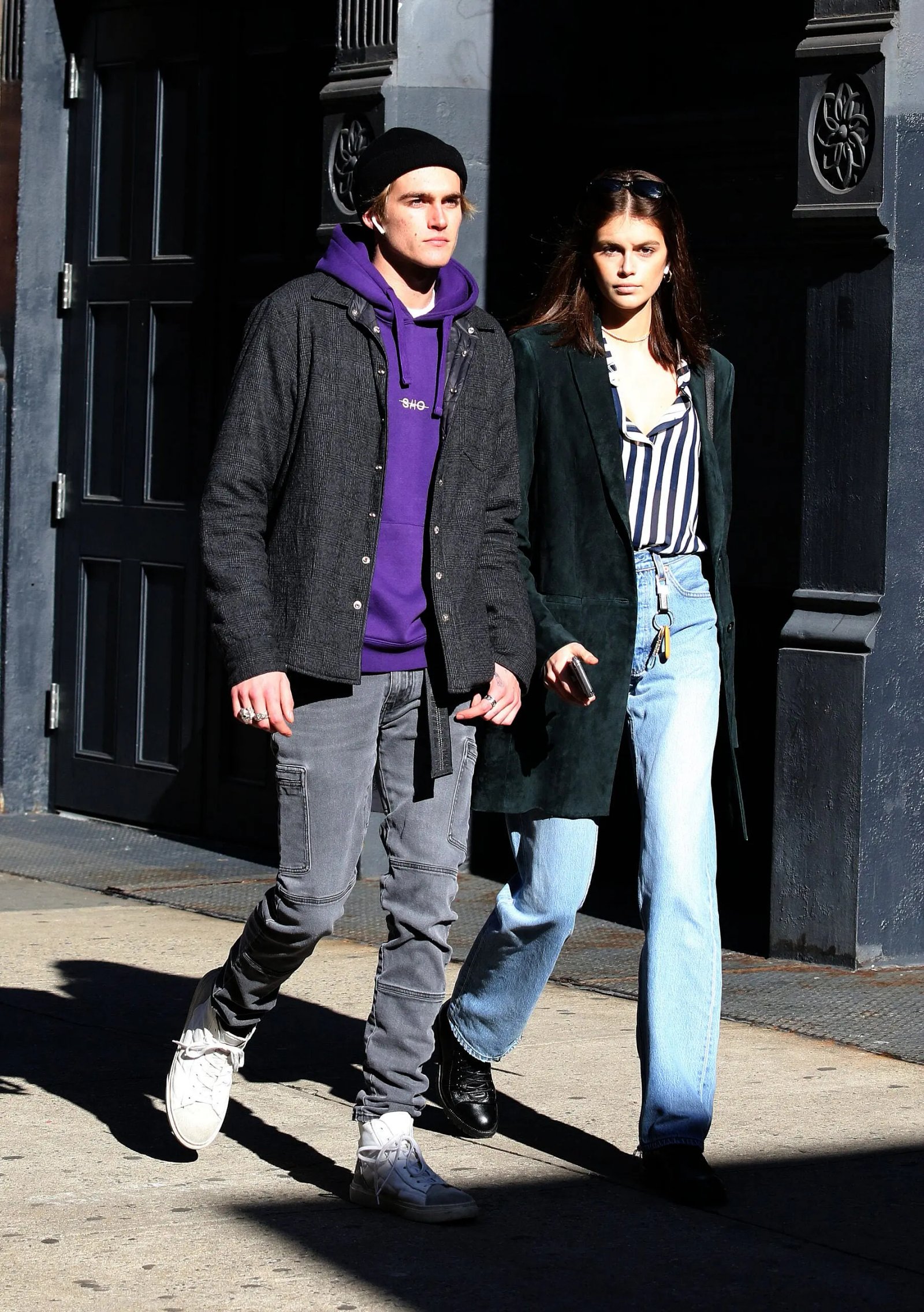 凯亚·格伯 (Kaia Gerber) 和弟弟普雷斯利 (Presley) 在纽约散步时笑容满面