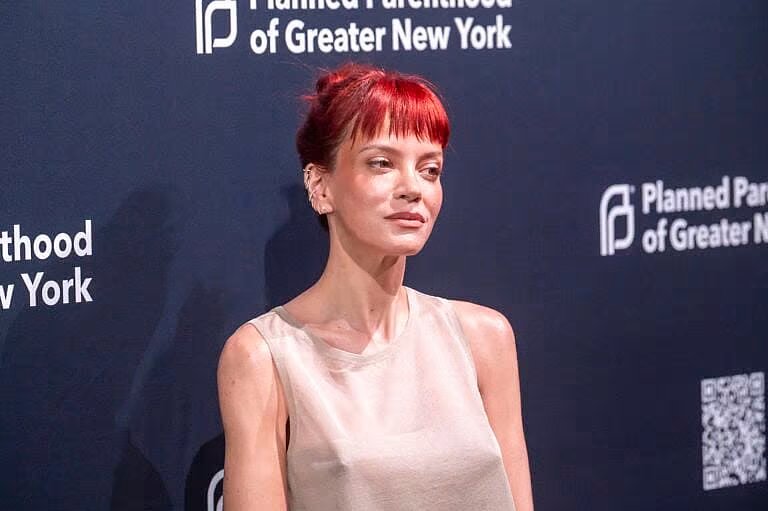 莉莉·艾伦 (Lily Allen) 出席在纽约举行的 2025 年计划生育联欢晚会
