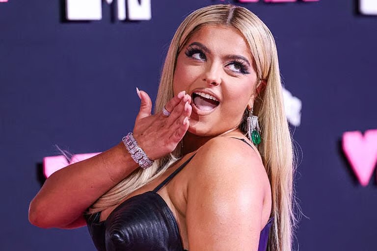碧碧·雷克萨 (Bebe Rexha) 出席 2023 年 MTV 音乐录影带大奖