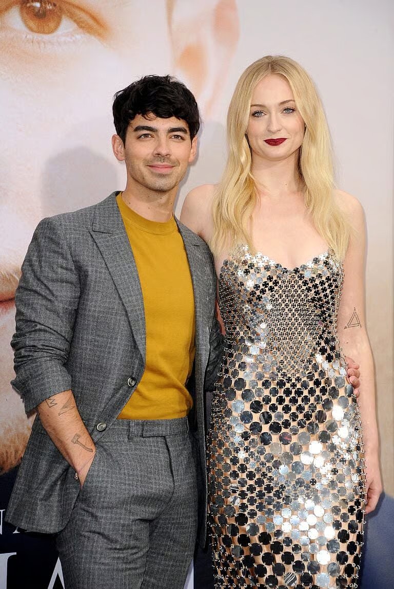 乔·乔纳斯 (Joe Jonas) 和索菲·特纳 (Sophie Turner) 出席亚马逊 Prime Video 影片《追逐幸福》在洛杉矶的首映式