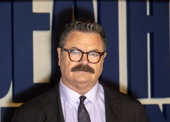 尼克·奥弗曼 (Nick Offerman) 对 3 岁的本·夏皮罗 (Ben Shapiro) 的咆哮做出了反应