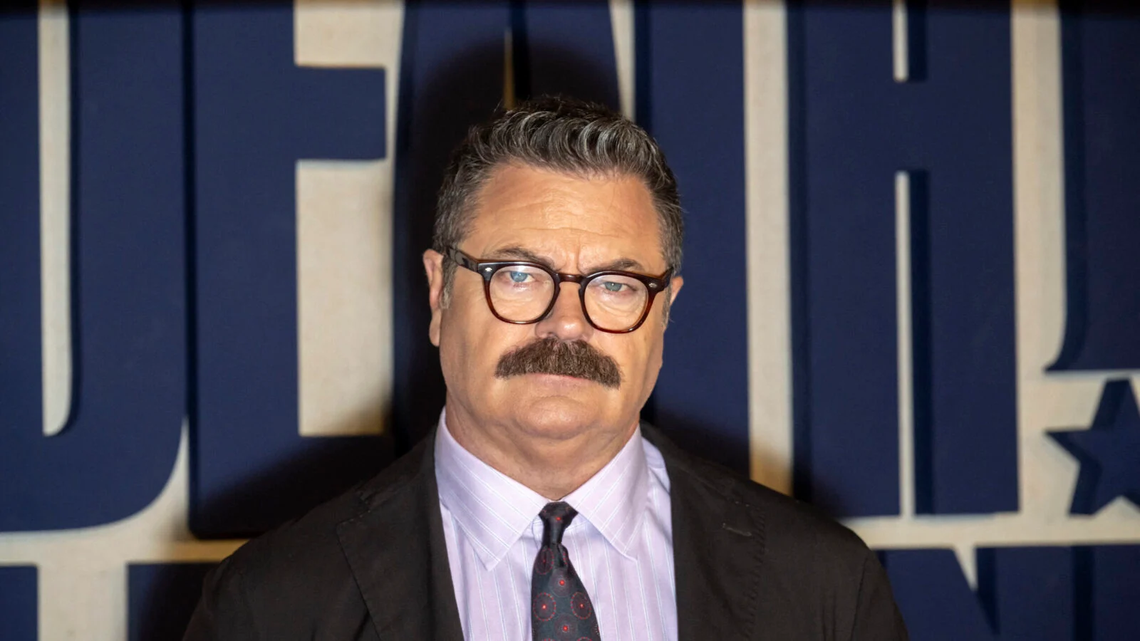 尼克·奥弗曼 (Nick Offerman) 对 3 岁的本·夏皮罗 (Ben Shapiro) 的咆哮做出了反应