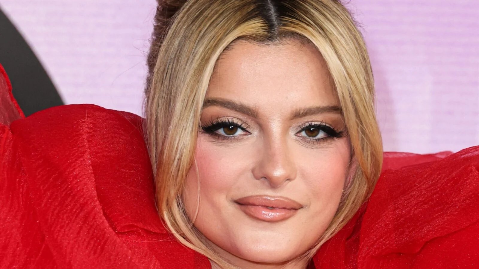 贝比·雷克萨 (Bebe Rexha) 猛烈抨击“直男”将她的身体性感化