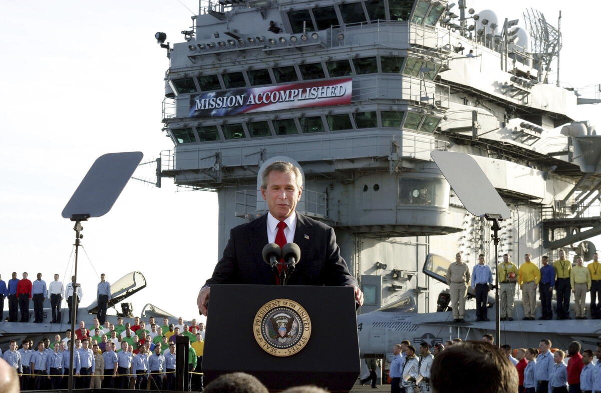 2003 年 5 月 1 日，乔治·W·布什总统登上亚伯拉罕·林肯号航空母舰。 