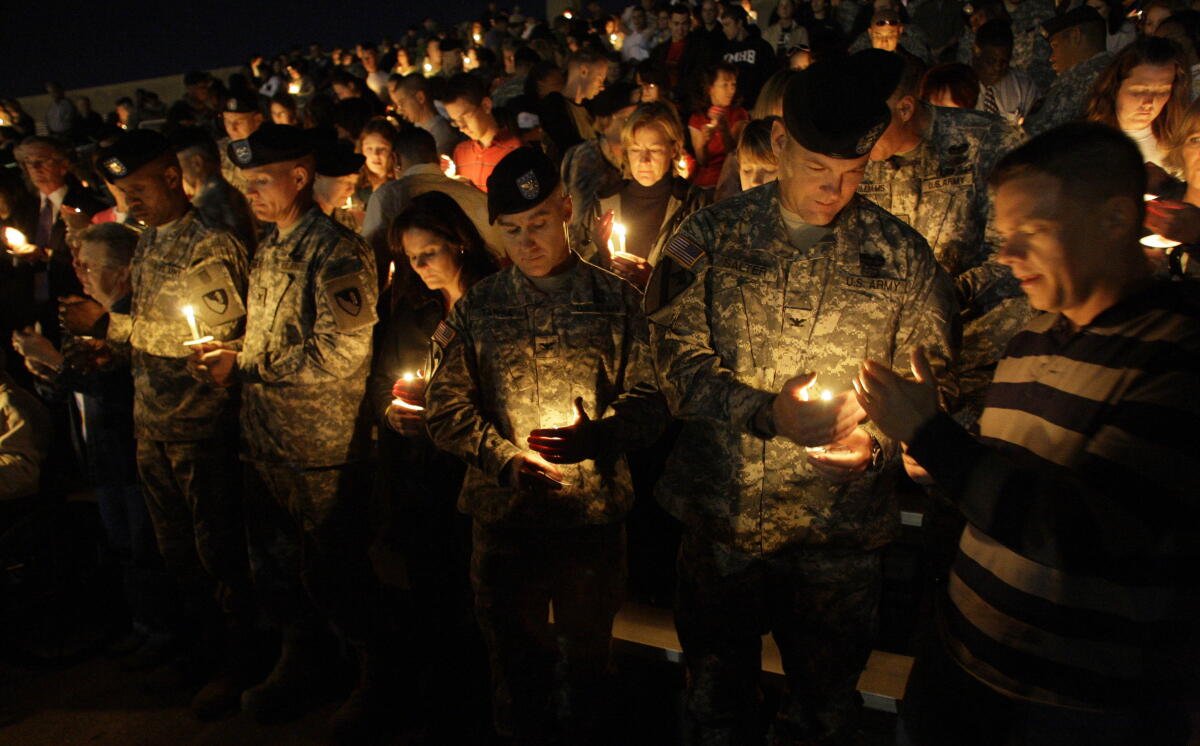 2009 年，士兵们在德克萨斯州胡德堡举行烛光守夜活动。