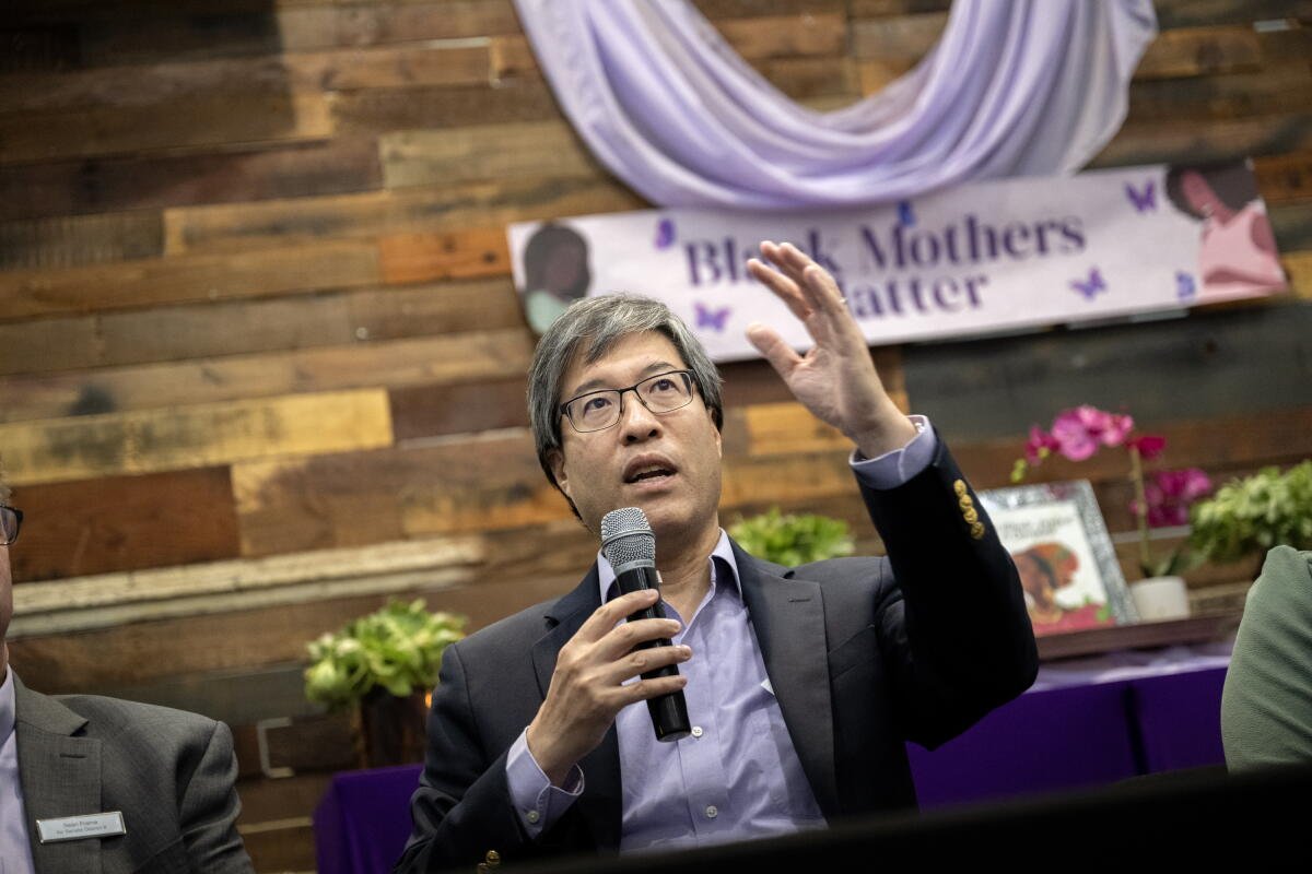 理查德·潘博士参加自由塔教堂关于黑人孕产妇健康的小组讨论。