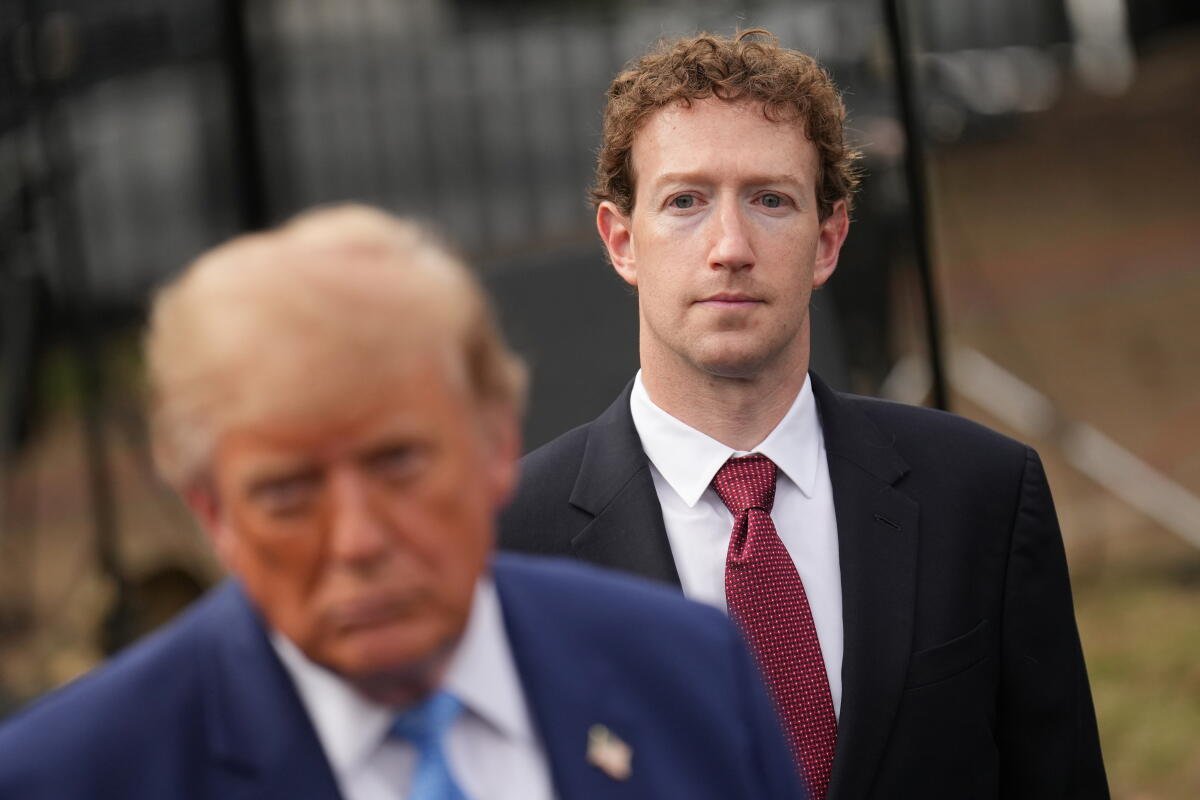 Meta 首席执行官马克·扎克伯格聆听唐纳德·特朗普总统对记者的讲话