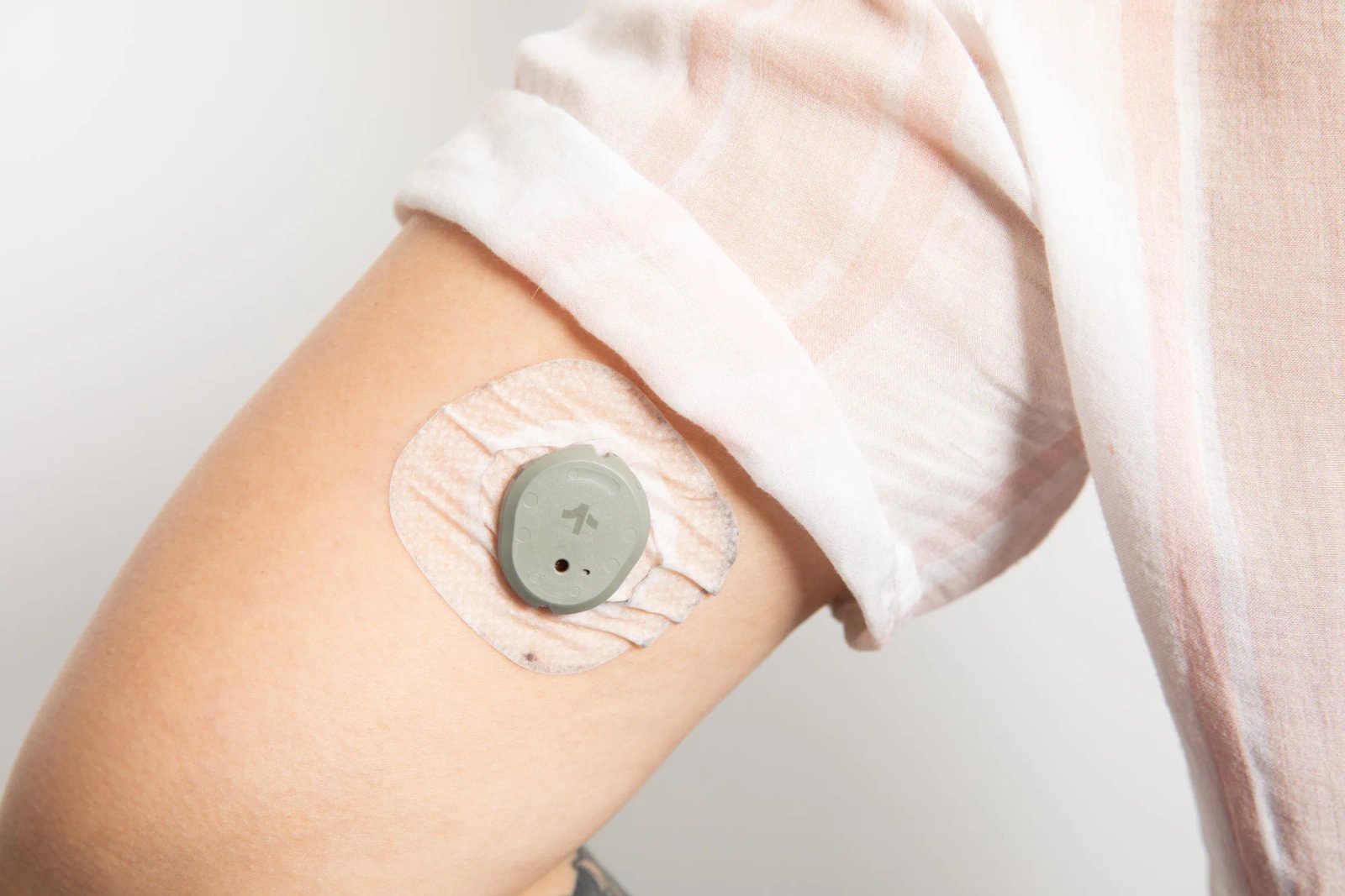 佩戴 Dexcom Stelo CGM 的人的特写