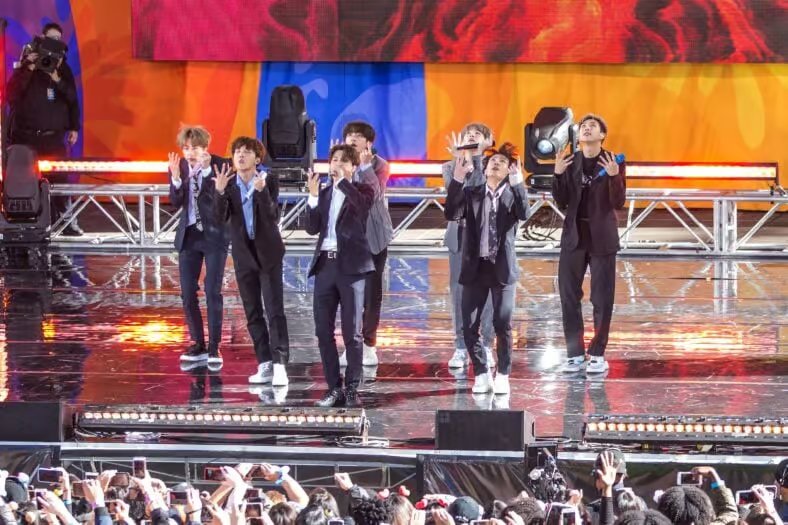 BTS 在早安美国系列音乐会上现场表演。