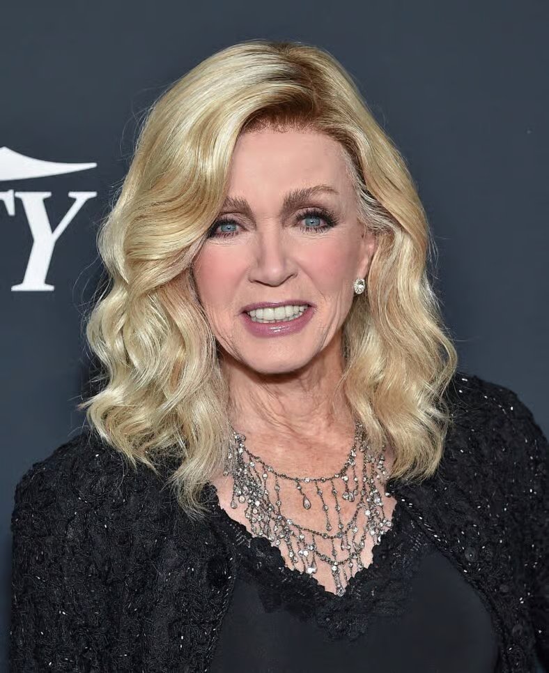 唐娜·米尔斯 (Donna Mills) 出席 2023 年“女性综艺力量”活动
