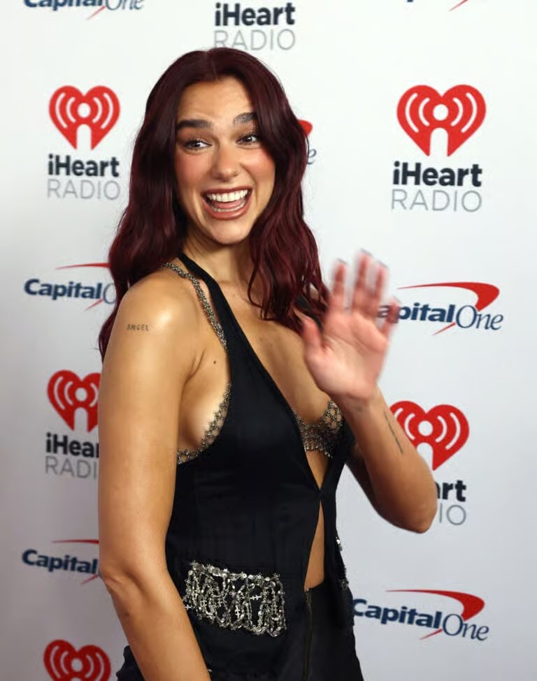 Dua Lipa 在 2024 年 iHeartRadio 音乐节上