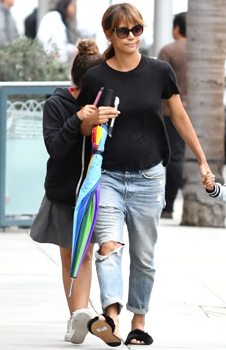 哈莉·贝瑞 (Halle Berry)、女儿娜拉·阿瑞拉·奥布里 (Nahla Ariela Aubry) 和马塞奥·罗伯特·马丁内斯 (Maceo Robert Martinez) 在比佛利山庄漫步