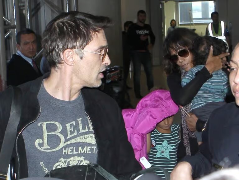哈莉·贝瑞 (Halle Berry) 和她的孩子们以及奥利维尔·马丁内斯 (Olivier Martinez) 邂逅了洛杉矶国际机场