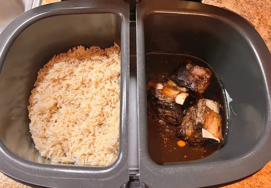 慢炖锅中的米饭和排骨