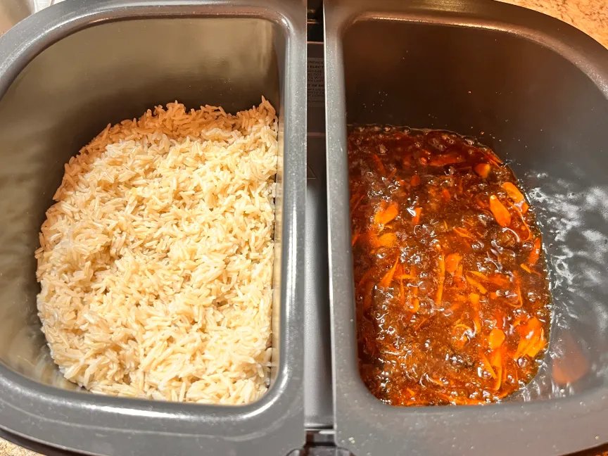 多功能锅中的米饭和排骨酱