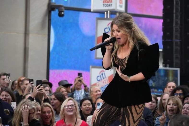 凯莉·克拉克森 (KELLY CLARKSON) 在《今日秀》-NYC 上表演