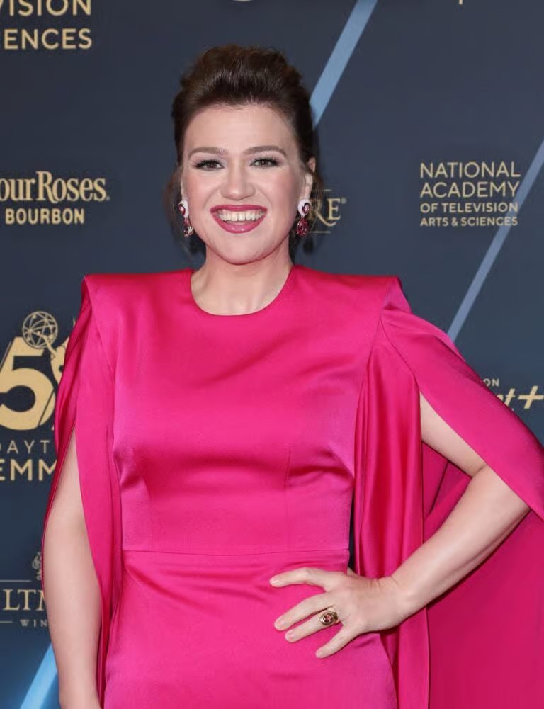 凯莉·克拉克森 (Kelly Clarkson) 出席第 51 届日间艾美奖颁奖典礼