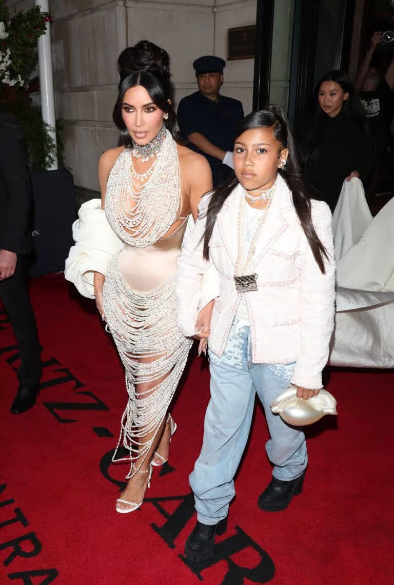金·卡戴珊 (Kim Kardashian) 带着女儿诺丝·韦斯特 (North West) 身穿珍珠礼服离开丽兹酒店前往 Met Gala