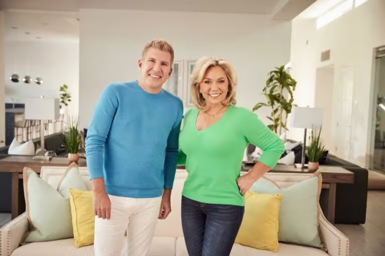 Todd 和 Julie Chrisley 在新的 Nutrisystem 照片中展示了他们集体减重 40 磅的成果