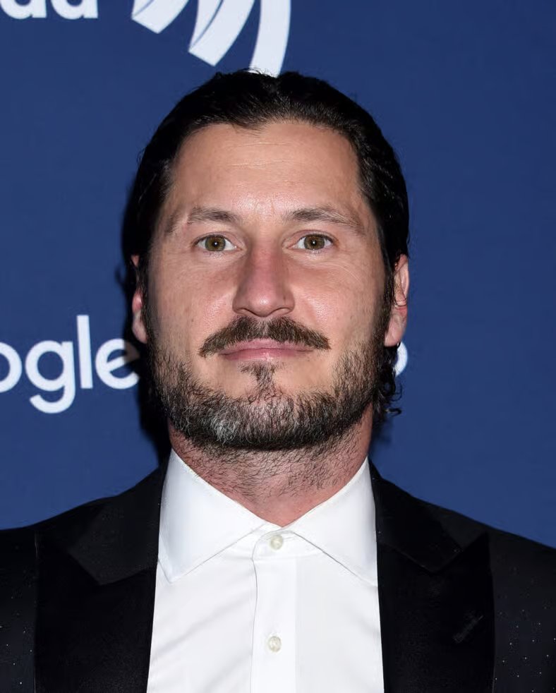 Val Chmerkovskiy 出席第 33 届 GLAAD 年度媒体奖