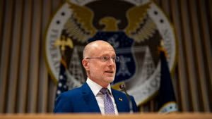 联邦通信委员会 (FCC) 专员布伦丹·卡尔 (Brendan Carr) 于 2026 年 2 月 18 日在华盛顿特区 FCC 总部举行的公开委员会会议上发表讲话。