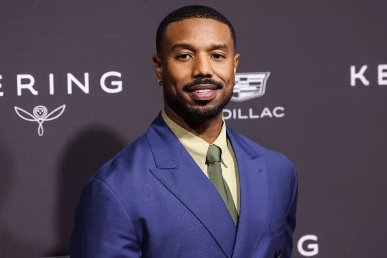 迈克尔·B·乔丹 (Michael B. Jordan) 身着 Prada 出席 2026 年第 37 届棕榈泉国际电影节电影颁奖典礼
